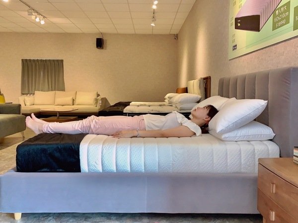 「台中沙發推薦」台灣唯一在台生產設計販售一條龍客製化訂製沙發床墊服務，全面使用歐洲台灣高品質良心材料-Mr.Sofa沙發先生台中體驗館直擊分享