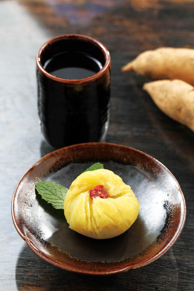 隱藏版甜點「地瓜球」的地瓜經過疊煮、磨泥、塑形，再加洛神醬及枸杞調味。（100元）（圖／于魯光攝）
