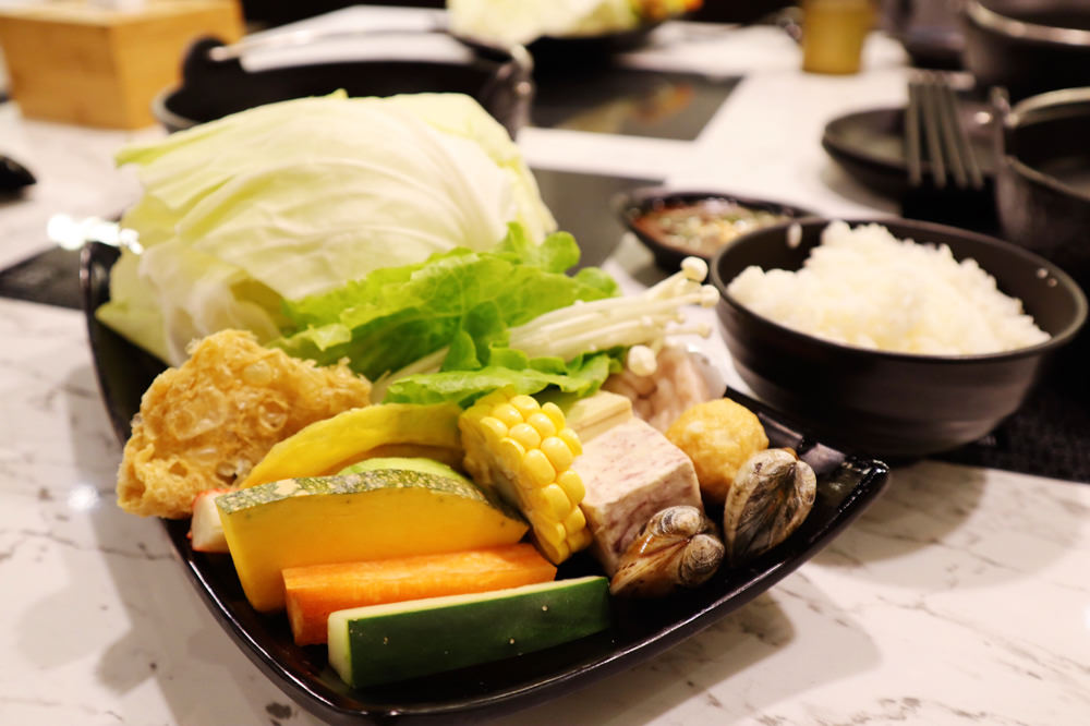 新竹火鍋推薦！鐵了心自慢鍋物，吃鍋前先看可愛小熊泡湯！新竹超囂張的蛤蛤鍋來了！