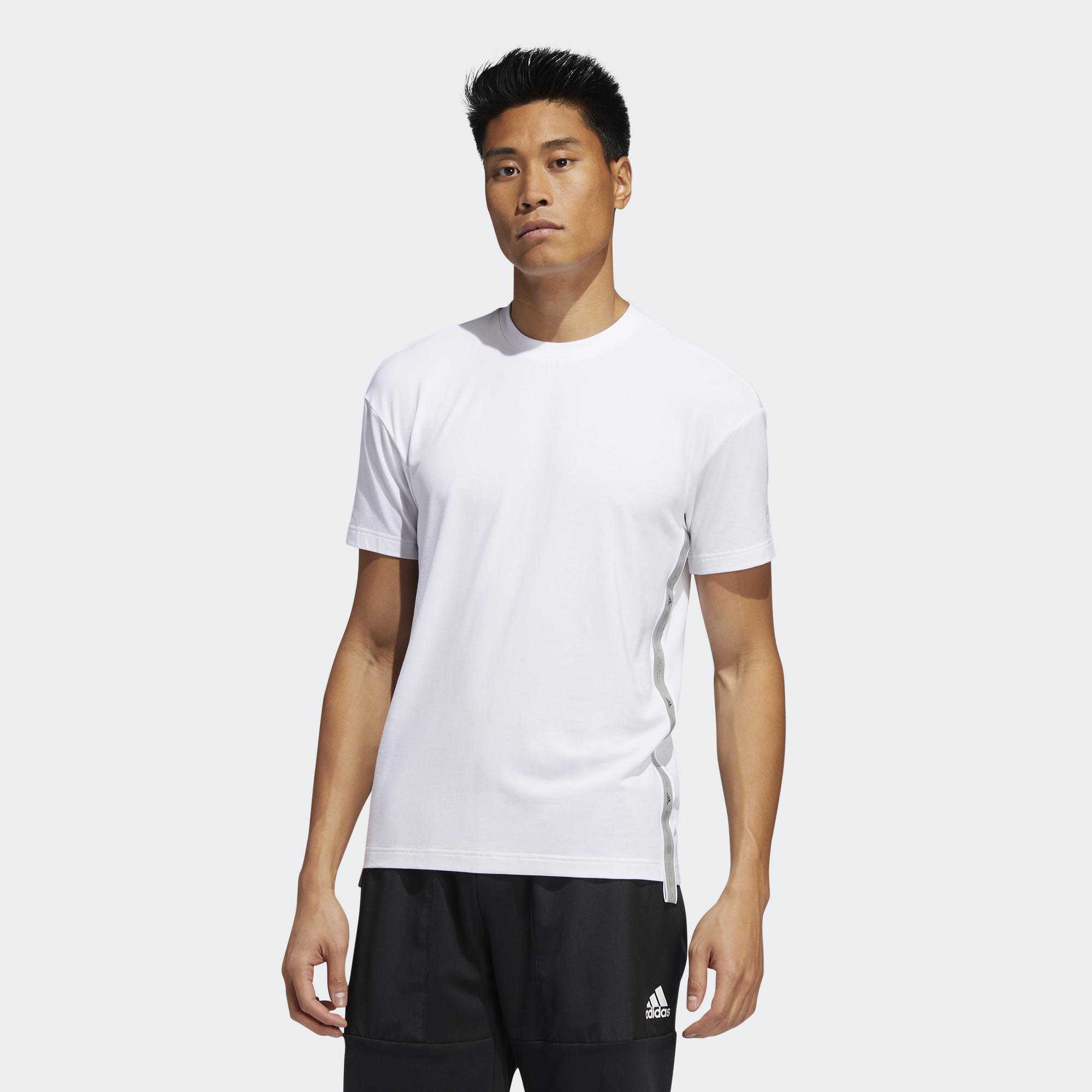 專業運動 亞洲尺寸 一般版型 羅紋圓領 60% 嫘縈／40% 棉質網布 短袖圓領上衣 側縫線處帶有 Logo 貼條 我們與瑞士良好棉花發展協會（Better Cotton Initiative）合作，