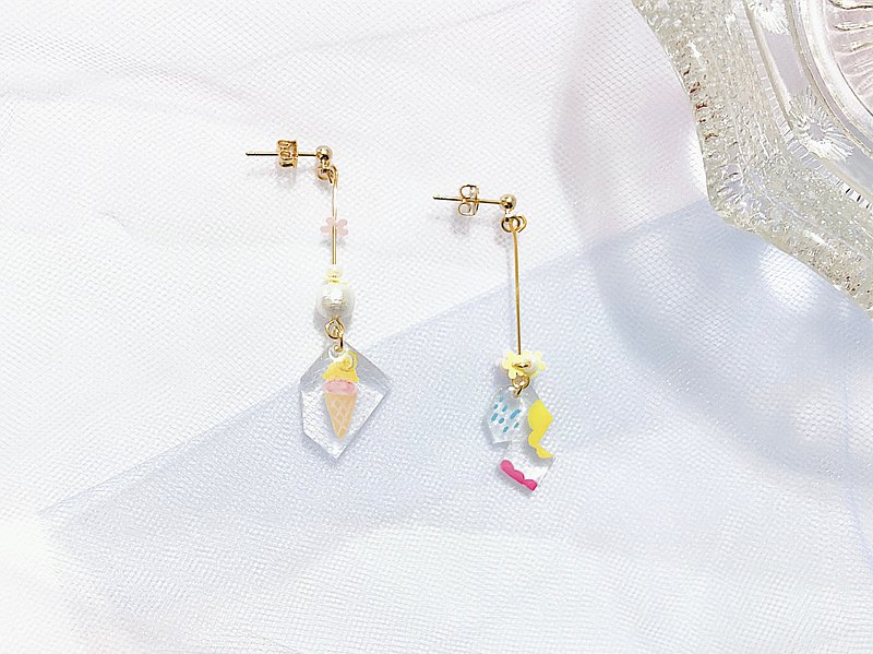 手繪的檸檬和草莓口味霜淇淋，一邊加上了棉花珍珠，另一邊是花花亮片和珠珠組合成的小圈圈，看著看著就想吃一口啦～；設計 by Asumi