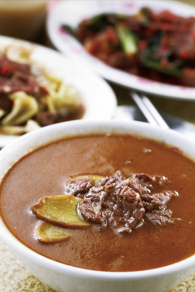 香氣四溢的「麻油牛肉湯」，喝完全身暖洋洋。（一六○元）（圖／于魯光攝）