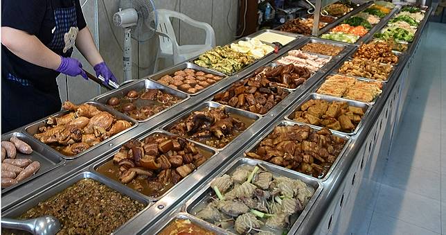 大叔愛吃炸魚排「健檢整排紅」　罵自助餐店：都你們的錯！