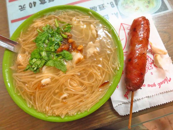 【板橋美食】油庫口蚵仔麵線-遠近馳名的超人氣麵線、香腸店 【板橋美食】油庫口蚵仔麵線-遠近馳名的超人氣麵線、香腸店