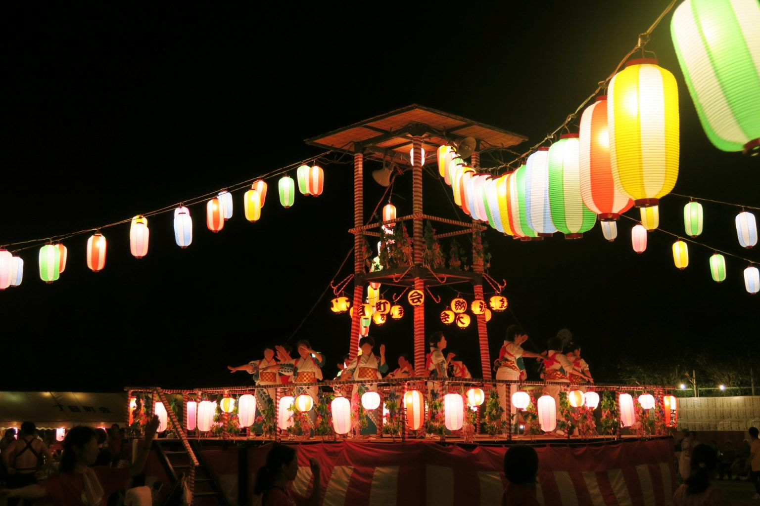 想參加日本夏祭的盆舞大會嗎？學會最簡單的「炭坑節」輕易融入舞群 1
