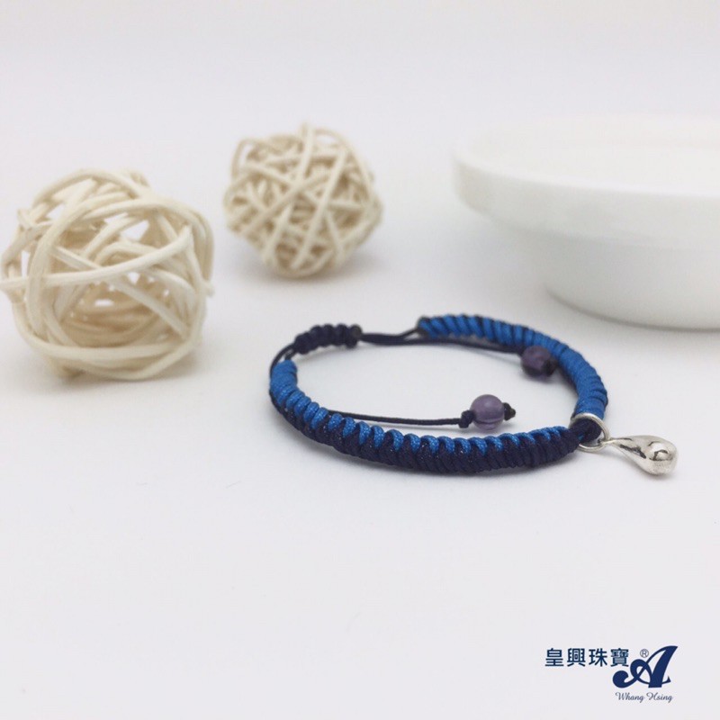 。水滴石穿 。上善若水。彌月寶寶純銀手鍊/水滴願你的信念如水滴石穿以柔克剛 包容接納願你的品格如上善若水內化自心 能屈能伸 謙卑自在(商品說明)925純銀水滴彌月小吊飾搭配喜氣紅繩手鍊寶寶彌月送禮最佳