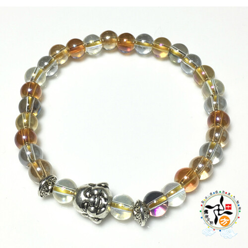 規格:念珠6mm 材質:彌勒佛 {藏銀}+七寶琉璃 介紹: 佛教七寶，指七種珍寶，又稱七珍 。 不同的經書所譯的七寶各不盡同，鳩摩羅什譯的《阿彌陀經》所說七寶為金、銀、琉璃、玻璃、硨磲、赤珠、碼瑙；玄
