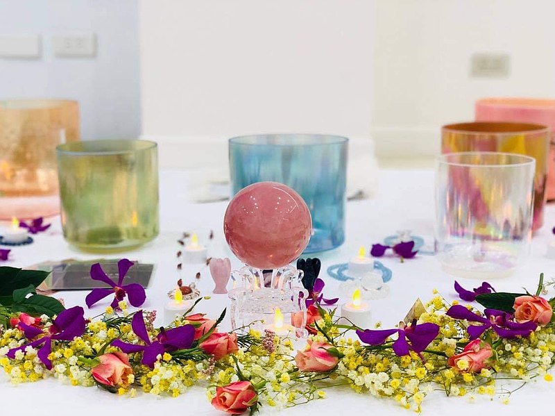 邀請大家9月來水晶缽音樂饗宴，將自己沐浴在水晶缽悠揚的樂音當中，讓自己的身心靈放鬆得到撫慰與滋養，同時調整頻率，進而讓自己的心智更加穩定，支持我們面對每一天不同的生活狀態。