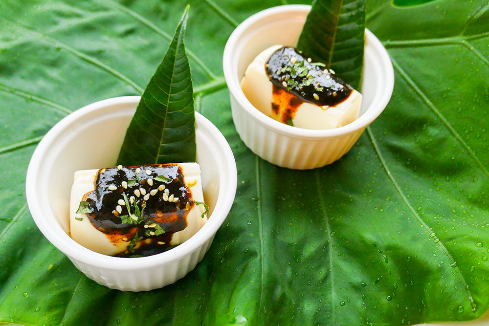 自製香椿醬以芝麻、花生油、素蠔油混合熬煮，淋在嫩豆腐上香氣逼人。(攝影/Naru)