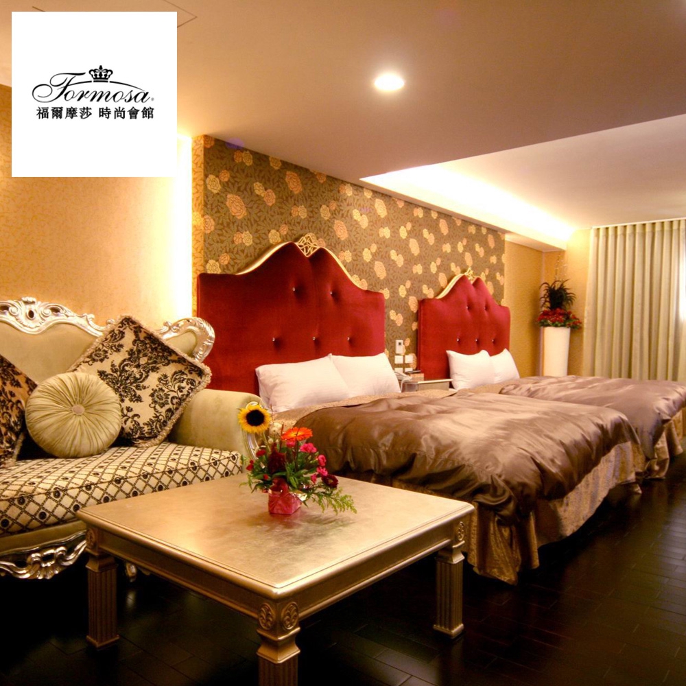 1.本券可4人入住尊爵景觀四人房乙晚，並含早餐及高山特色風味晚餐&火鍋。2.本票券平日(週日~週五)適用。3.假日加價：假日一房須現場加價$2000元(假日包含週六及連續假期和國定假日)。4.憑券入住