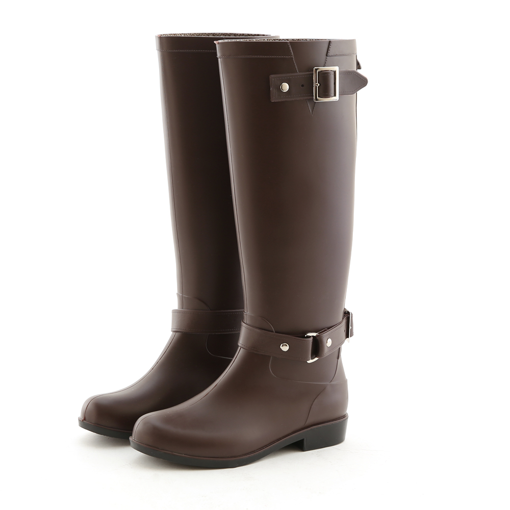 新一代時尚雨靴， 就連下雨天也要無比有型 低調霧面的鞋面材質大大提升整體質感 選用Double雙釦環設計做恰到好處的點綴 釦環設計成可拆式，可依個人喜好作變化 合身的直筒版型版讓雙腿看起來更筆直 特殊