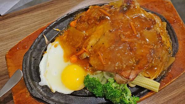 【台北美食】大佬牛牛排館-美味的台式牛排商業午餐只要100元！