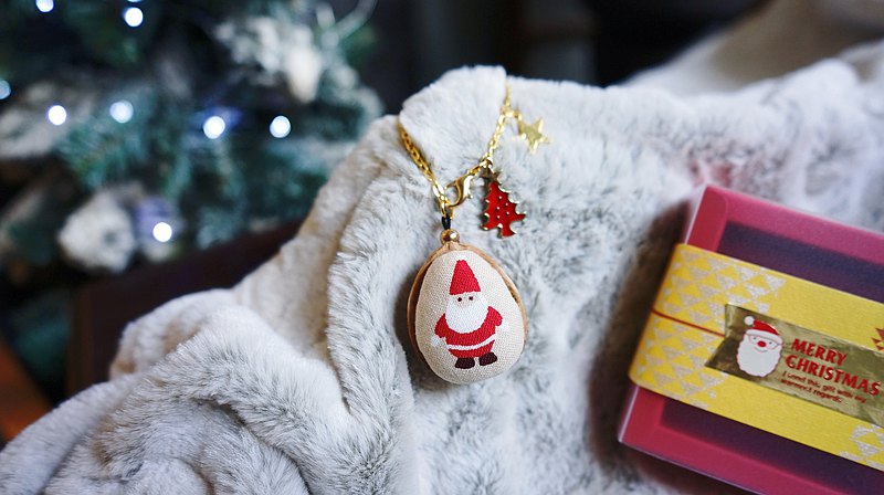 核你過耶誕-聖誕老公公 核桃吊飾X1 卡片X1 紙盒X1 PS:核桃吊飾適合掛在背包上或者包袋上做裝飾與識別~