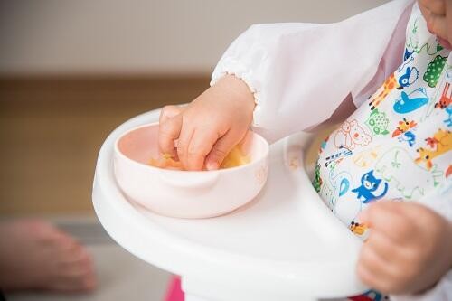 手づかみ食べには興味が必要だった 赤ちゃんが喜ぶ工夫とは