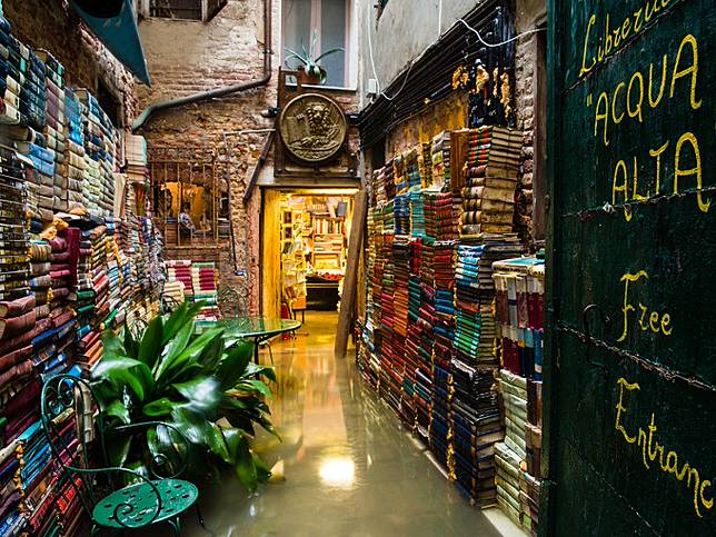 Ini 10 Toko Buku Unik di Dunia yang Harus Dikunjungi