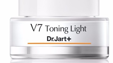Dr.Jart+推出「V7維他命肌光系列」，提升肌膚對外的防禦力，使肌膚自然健康光采