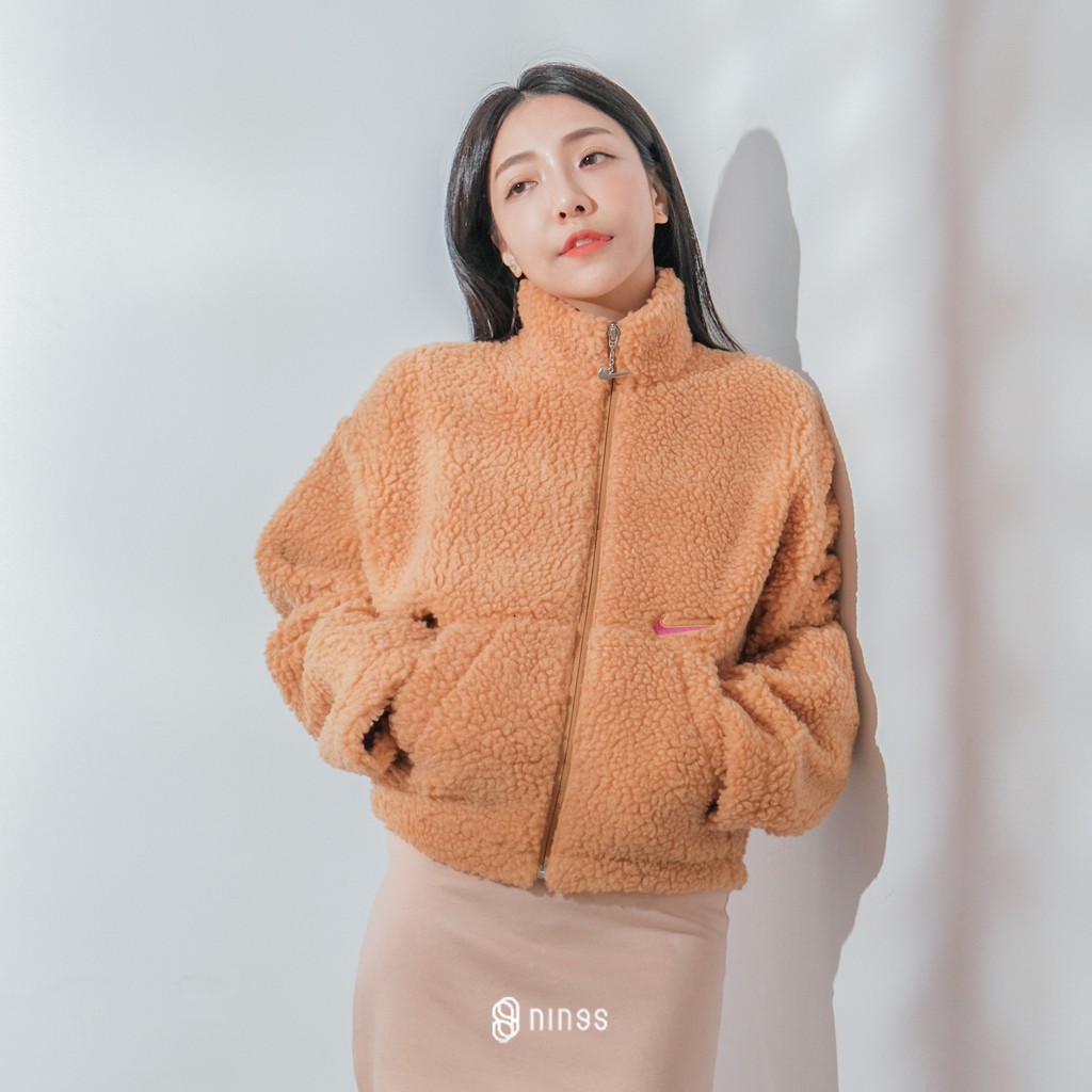 NIKE SWOOSH FLEECE JACKET BROWN 羊羔毛 外套 棕/基於個人衛生，服飾類恕不退換，以確保下一位客人權益/型號：CU6640201平量數據 (尺寸：cm / 誤差1cm)S