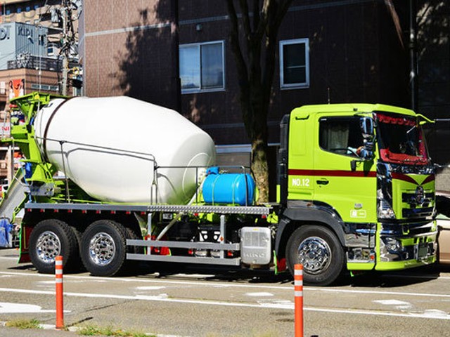 ミキサー車 なぜグルグル回ってる 高速毎分13回転も可能 乗りものニュース