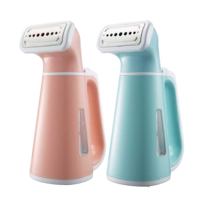 高溫殺菌除味，穿透平整除臭 八孔強勁蒸氣，蒸氣恆久穩定 #304不鏽鋼頭，平滑不傷衣物 570g輕巧機身，小巧輕便易收 水箱清晰可見，水量一目了然