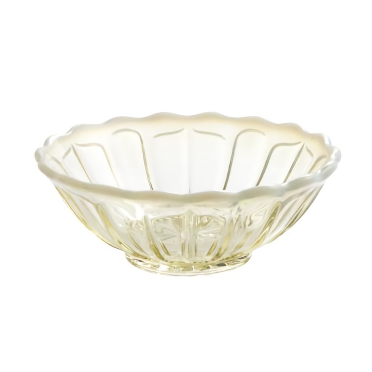 此款雪花甜點玻璃碗，是從日本昭和時期開始使用的食器器皿造型。手工製作的玻璃，讓人感受到工匠職人的精神。就像一朵盛開的花朵造型，帶點日式洋風感。非常推薦裝盛水果、果凍、優格等食物，淡淡琥珀色，帶來視覺上