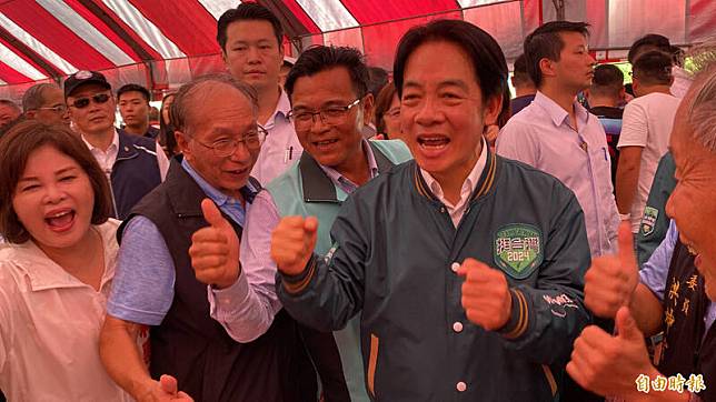 民進黨總統參選人賴清德(前右二)參加新營太子宮千桌宴，激動的跟民眾高喊「A贏、凍蒜」。(記者楊金城攝)
