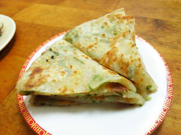 【永和美食】家鄉園刀削麵-現揉現桿現做的蔥油餅 【永和美食】家鄉園刀削麵-現揉現桿現做的蔥油餅