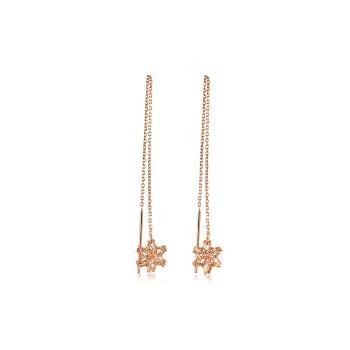 18K紅金雪花耳環，以人手工藝將黃金拉成絲狀，再編織成立體雪花形態。每對耳環上的雪花型態均與別不同，長短更可因應喜好自行調教，更顯獨一無二。