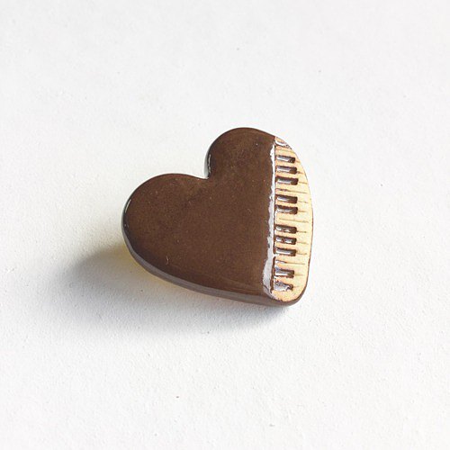 設計看起來像一顆心或一架鋼琴。 褐色像巧克力。 我特別關心隨著土壤的產生來表達白色鑰匙。 *這項工作是有光澤的