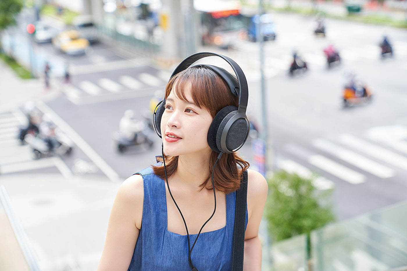 雖然Fidelio X3 並未搭載任何降噪技術，但大型覆耳式設計的耳機都具備一定程度的物理性隔絕噪音能力，透過耳罩將耳朵完整包覆，以及耳機外殼阻絕部分環境聲響，使得Fidelio X3 縱使在通勤時佩戴聆樂，也能享有優質的聲音表現。