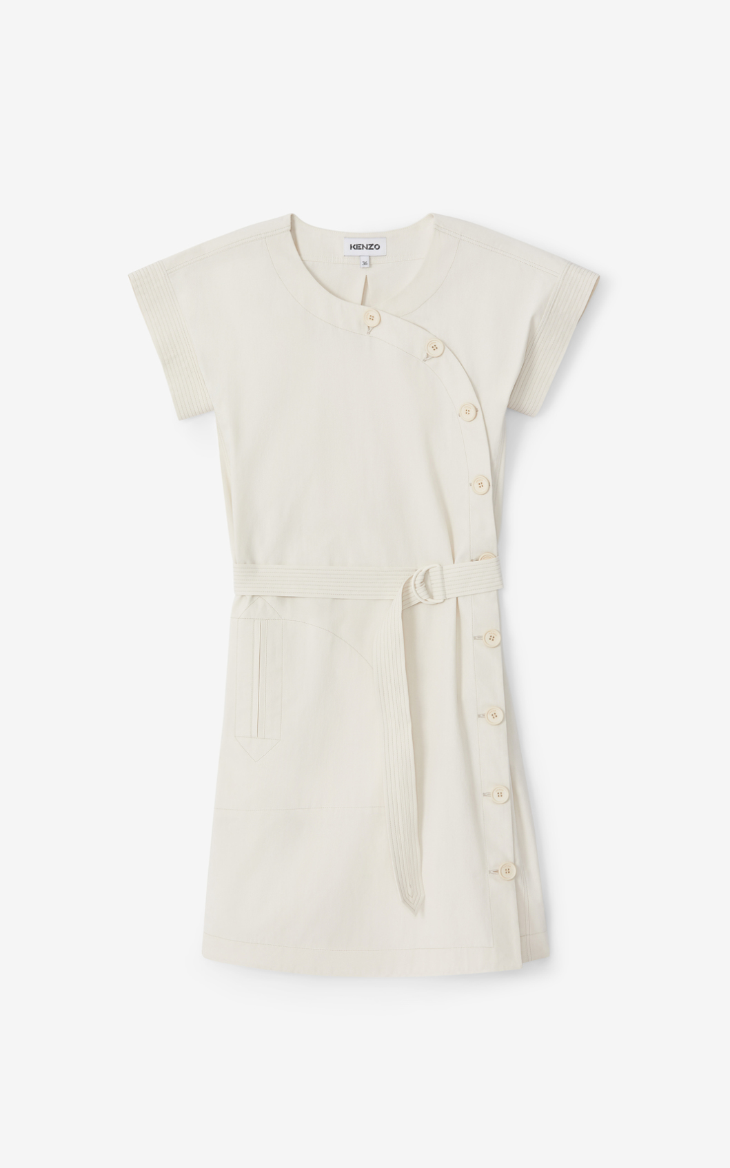 Inspirée du vêtement traditionnel japonais avec sa fermeture latérale, cette robe se distingue par l