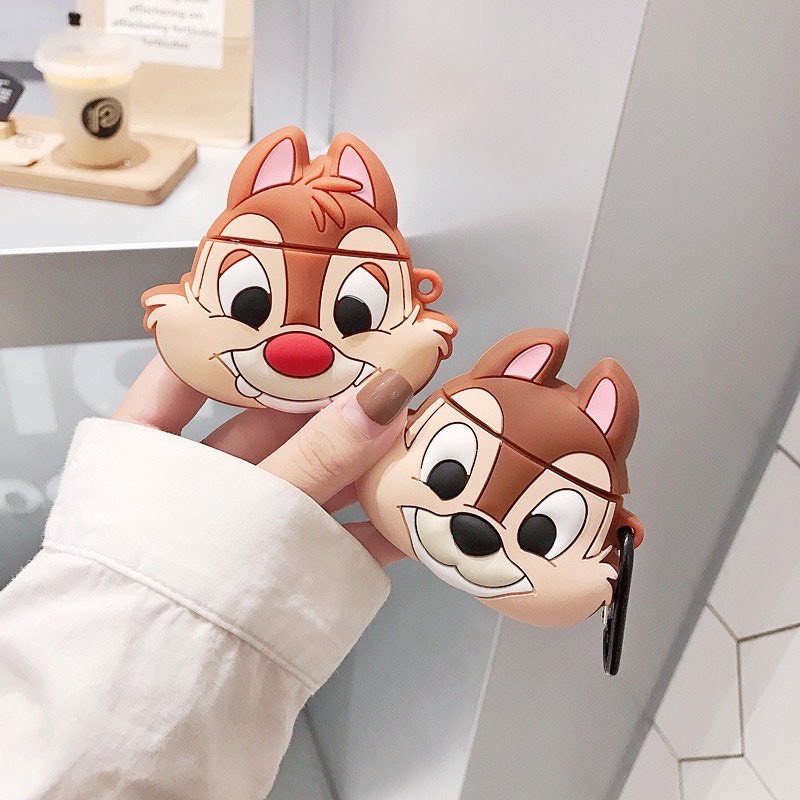 Airpods 1/2代 Pro奇奇蒂蒂 迪士尼造型保護套Apple旗下藍芽耳機—Air pods 1代｜2代 以及首款「入耳式」耳機—Air pods Pro，這麼貴的耳機丟了、刮傷損壞超心疼，這個