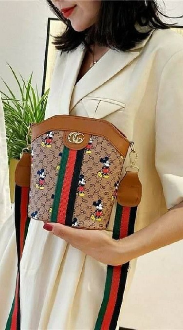 กระเป๋าเสื้อผ้า เเฟชั่น