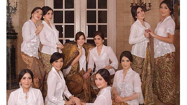 Cetar Abis! Anggota Girl Squad Kenakan Dress Warna Merah 