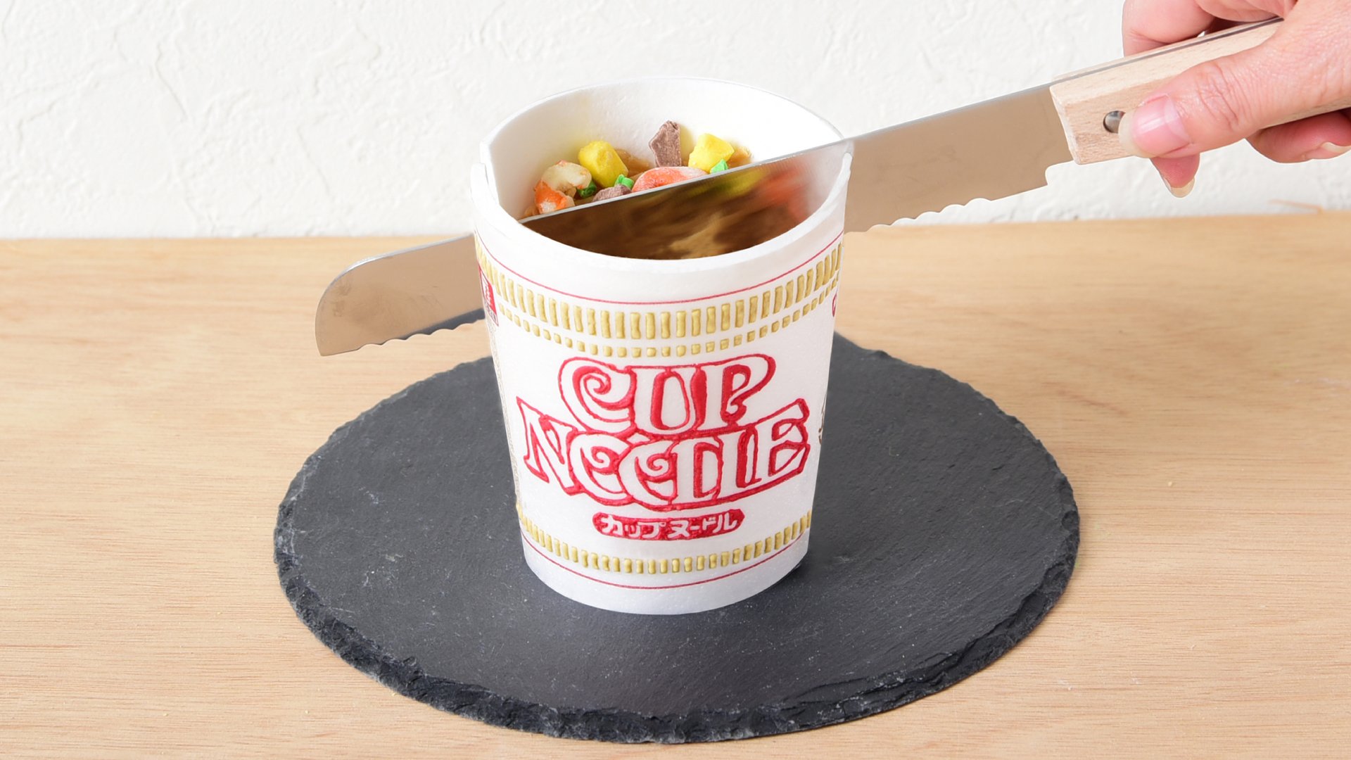 腦洞大開 日清泡麵官方推出 謎肉懶骨頭沙發 肉汁油膩感放在房間裡太逼真 Line購物