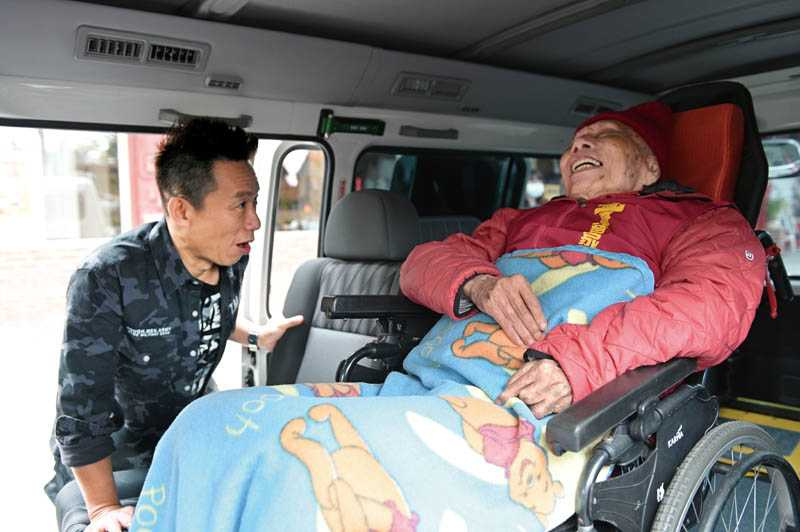 和因戰爭失去手指的楊爺爺聊天時，郭子乾坦言會想起已逝的父親。（圖／台灣優質協會提供）