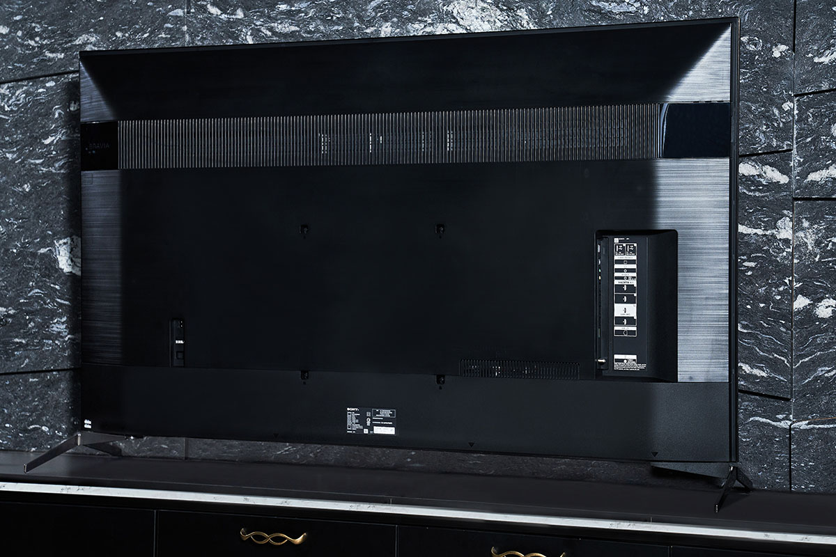 機體背部雖然少有機會露臉示人，但 Sony 原廠在設計上還是相當講究，整片背板都採用了質感出眾的髮絲紋路，並搭配兩側鏡面飾板做妝點。