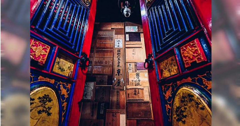 大門及空間內的陳設都是百年老件。（圖／胡同裏的寬巷子提供）