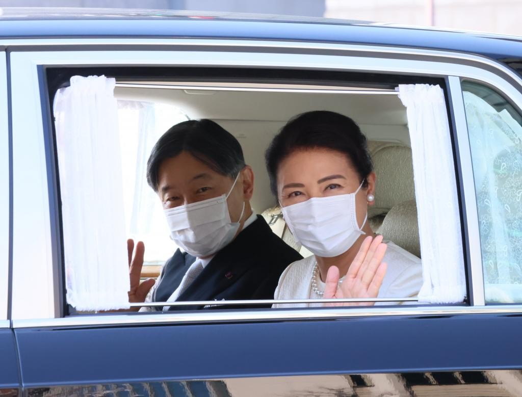 象徴天皇 は 人類初の試練 に向き合った 拝察 を呼んだ真面目さと大胆さ