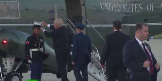 Gara-gara Angin Kencang, Trump Gagal Pasangkan Topi Marinir