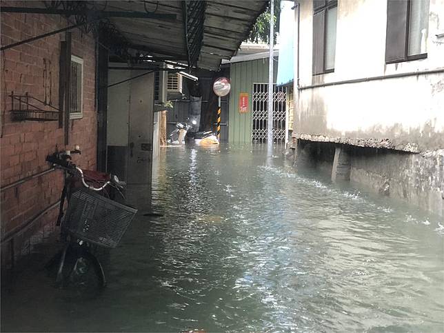 å¿«æ–°èž è±ªé›¨ç‚¸å°åŒ— å…§æ¹–å¤šè™•æ·¹æ°´ æ©Ÿè»Šä¸€åŠæ³¡åœ¨æ°´è£¡ æ°'è¦–æ–°èžç¶² Line Today