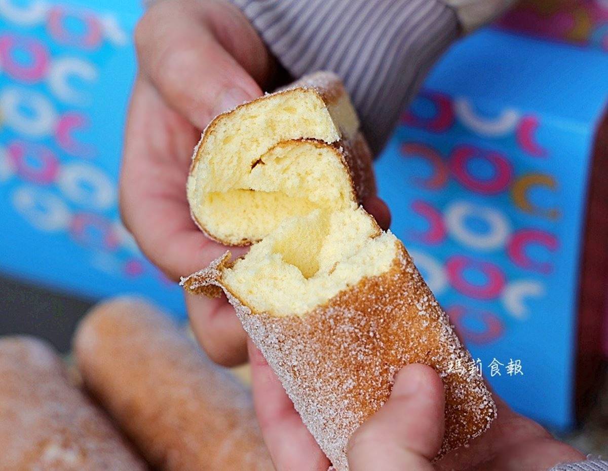 台中必買百年老店伴手禮！鬆軟「古早味蛋糕捲」裹滿糖粒，一咬噴香超療癒