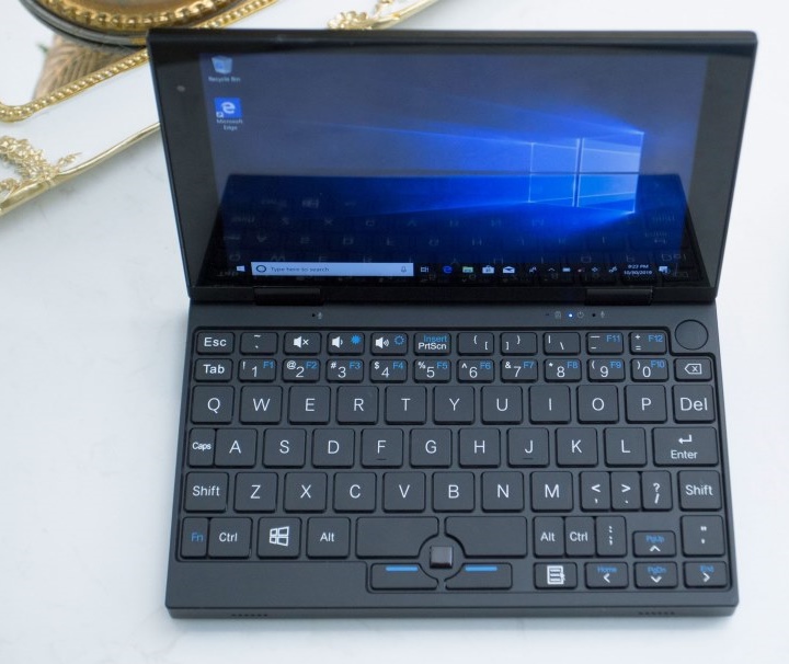 實體鍵盤受限於空間，按鍵配置與標準鍵盤有所差異。