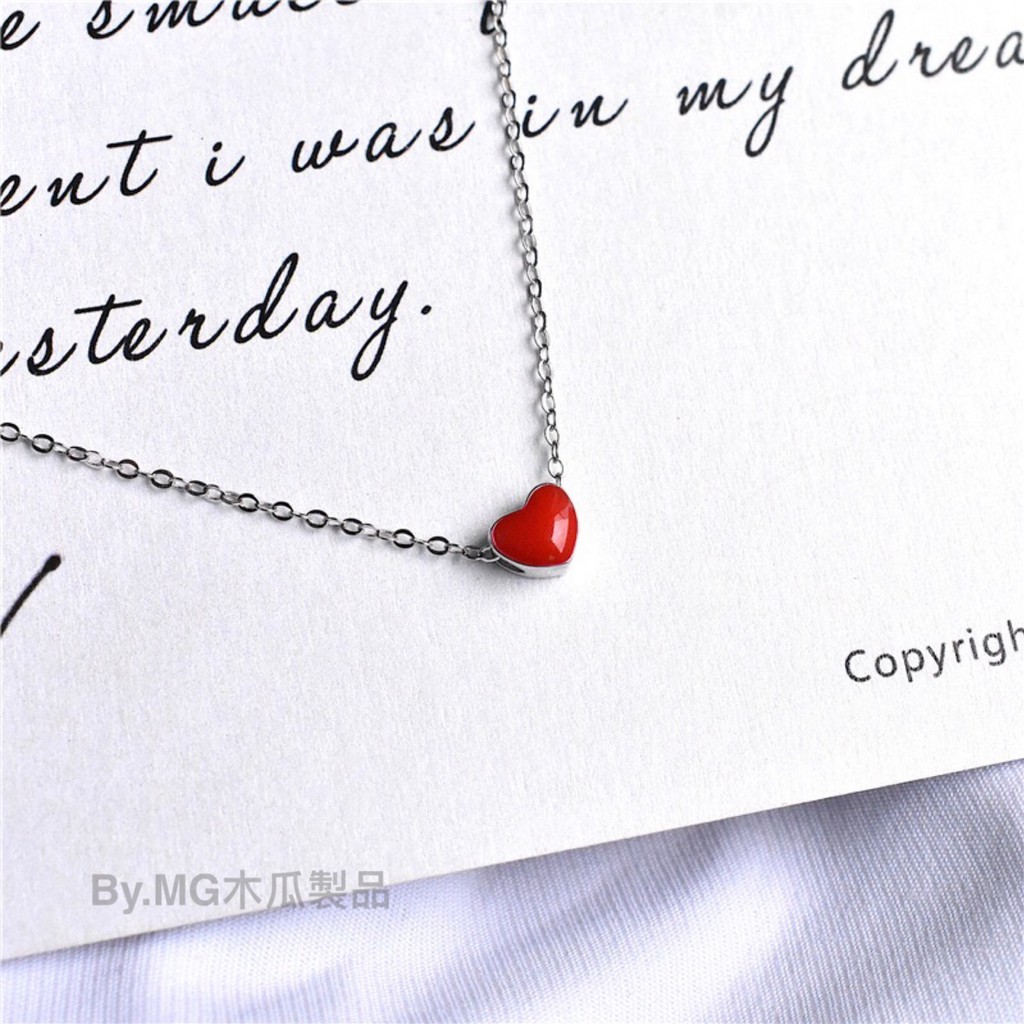 即使在飾品表面電鍍一層保護膜，如果時間久了不注意依舊會出現氧化作用。所以,目前飾品都有一些因氧化而變色現象.不過，要是注意下面幾點，可以延長你的寶貝飾品的光亮期哦~~~~~①佩戴時不要同時佩戴貴金屬首