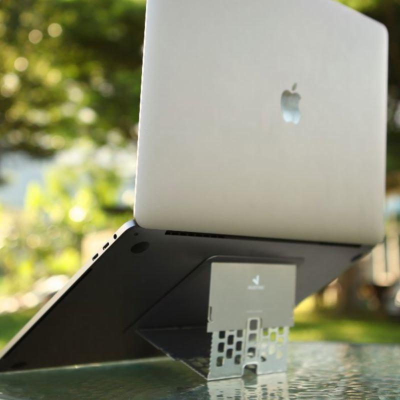 所以...『Majextand頸大師』到底有多薄呢？我們請這位4.5公分高的機器人博士再為您解說一下： 是的，『Majextand頸大師』薄如紙張，薄到讓您幾乎忘了『它』的存在！ 其他顏色與多組優惠請