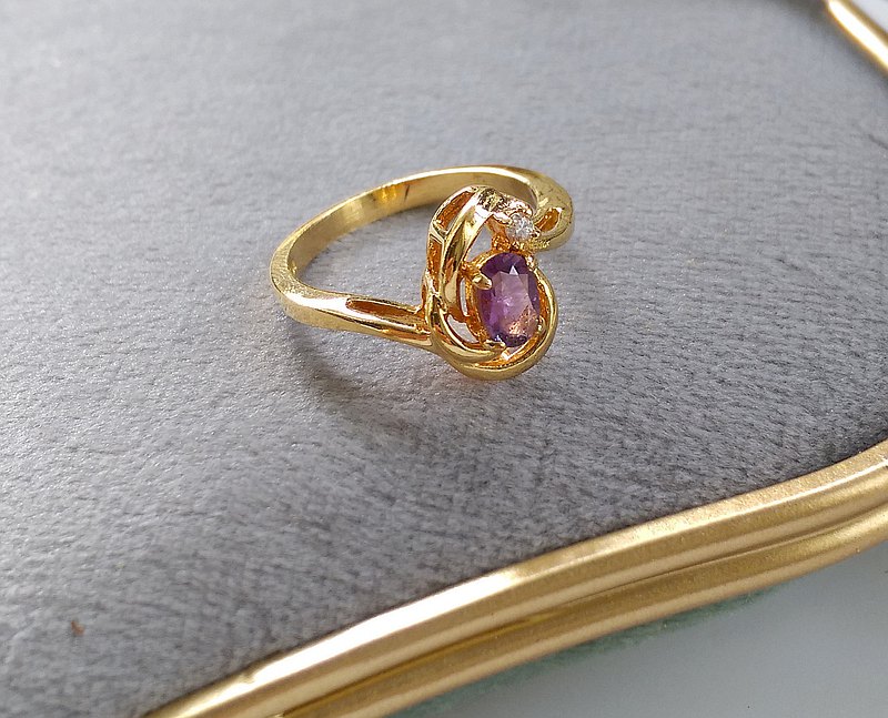 我們販售西洋古董老件飾品，非全新商品，照片均是實物拍攝，品況如圖， 請勿以全新商品的標準看待。 我們收的老飾品均是1960~1980年代在美國社會流行首飾風格，非此物件正確的製造年份。 請粉絲朋友們需