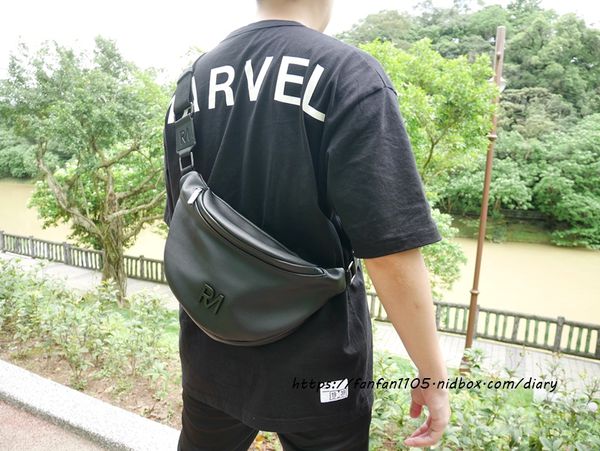 情侶穿搭【ROBINMAY】夢特消光騎士胸包 情侶版 #RM情侶胸包 #西門武昌旗艦店 (9).JPG