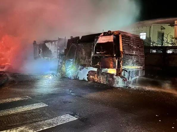 桃園深夜鋪路機突起火燃燒，現場1人明顯死亡