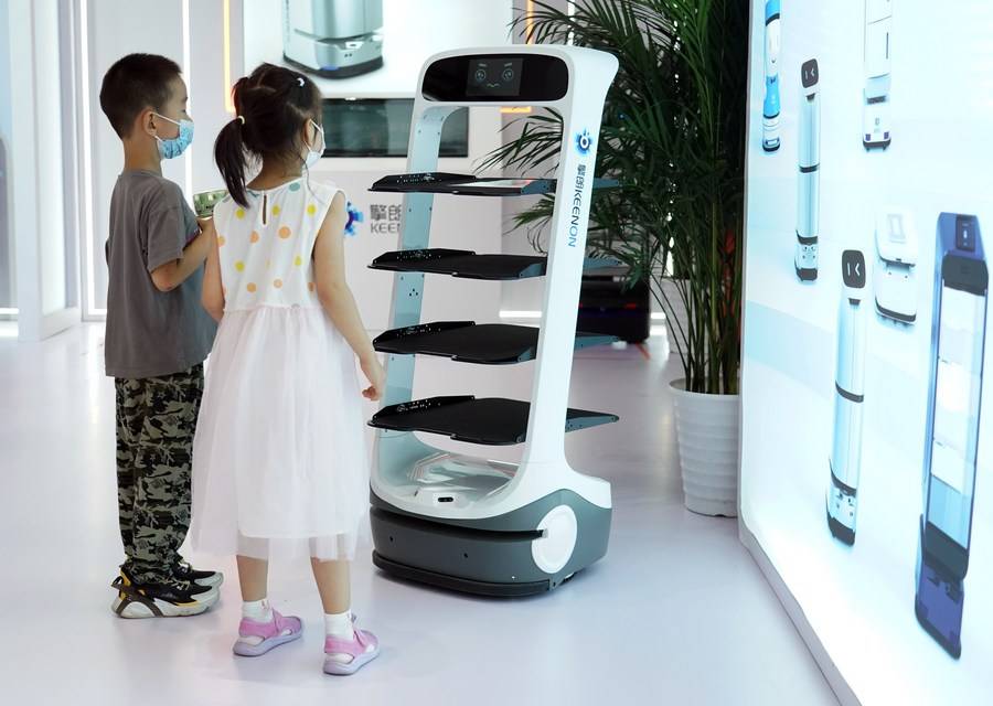 China's Service Robots Venturing Into Broader Scenarios | XINHUA | LINE ...