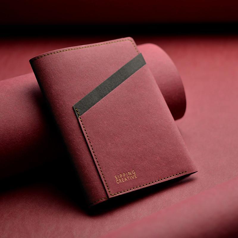 產品特色 可收納兩本護照 輕薄好攜帶，可放入褲子.大衣外套口袋 七層收納夾層 : 二個外隔層+五格內隔層 極簡線條,展現純粹之美 產品介紹 ↑醇酒紅限量款 旅行的美好，是因為你的隨時陪伴 --- RE