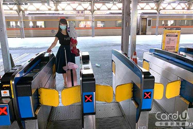 Fw: [新聞] 行動支付綁卡買車票　3種情況旅平險不理